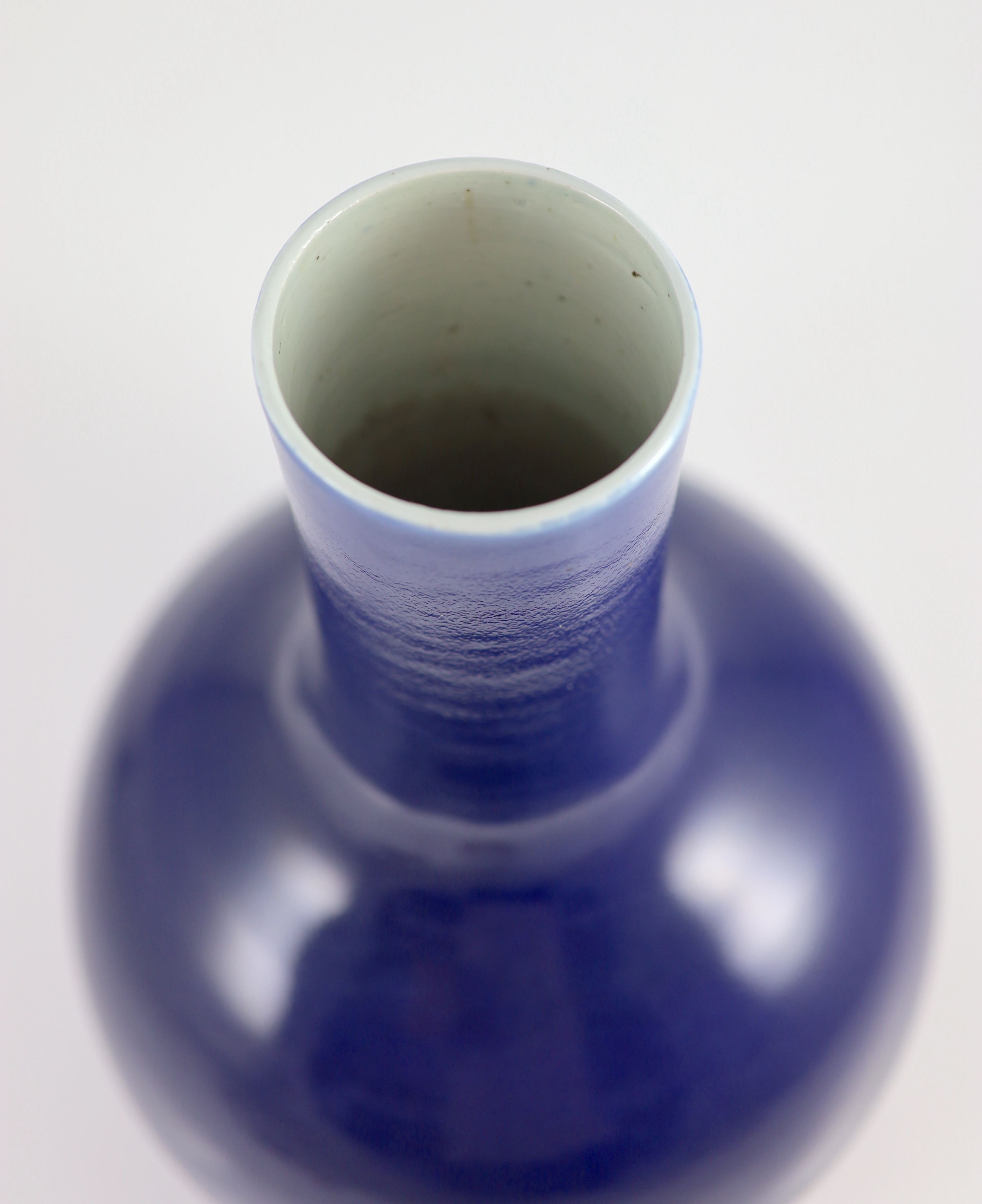 A large Chinese blue glazed bottle vase, 18th/19th century, 40cm high